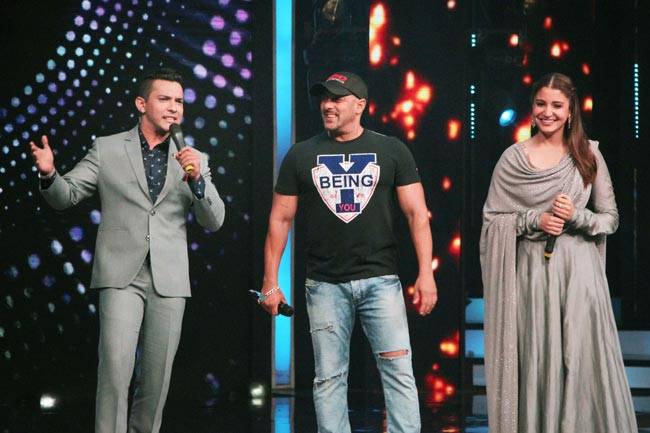 'सारेगामापा' के सेट पर सलमान ने अनुष्का संग लगाए ठुमके