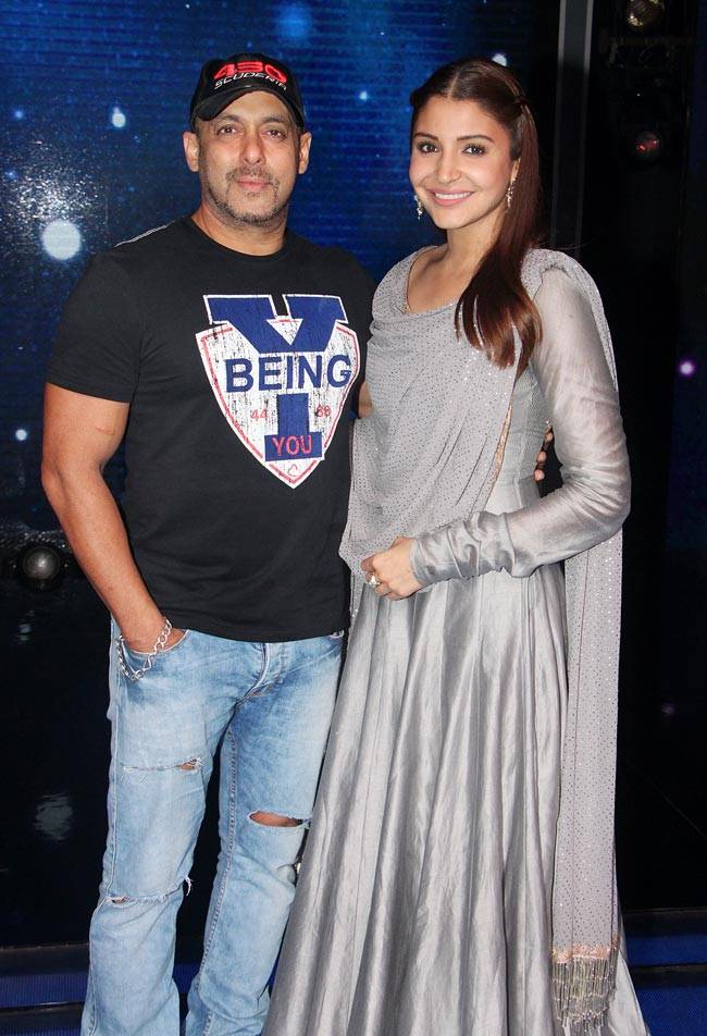 'सारेगामापा' के सेट पर सलमान ने अनुष्का संग लगाए ठुमके