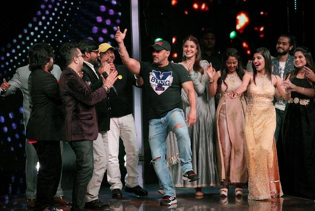 'सारेगामापा' के सेट पर सलमान ने अनुष्का संग लगाए ठुमके