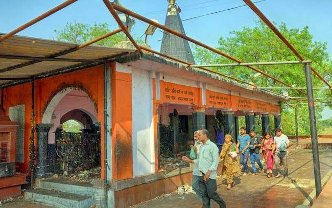 भक्‍तों की आस्‍था का केंद्र हैं शनिदेव के ये 6 मंदिर...