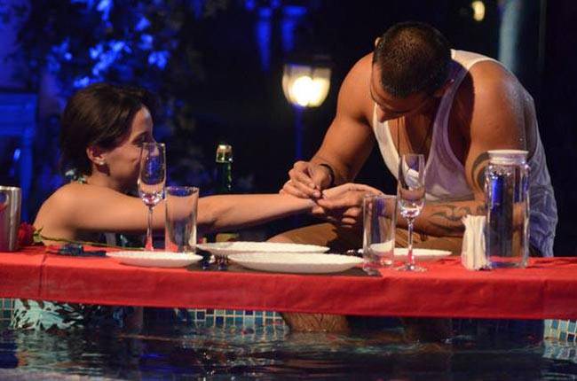 टीवी स्टार्स का पूल रोमांस, TRP का पूरा चांस