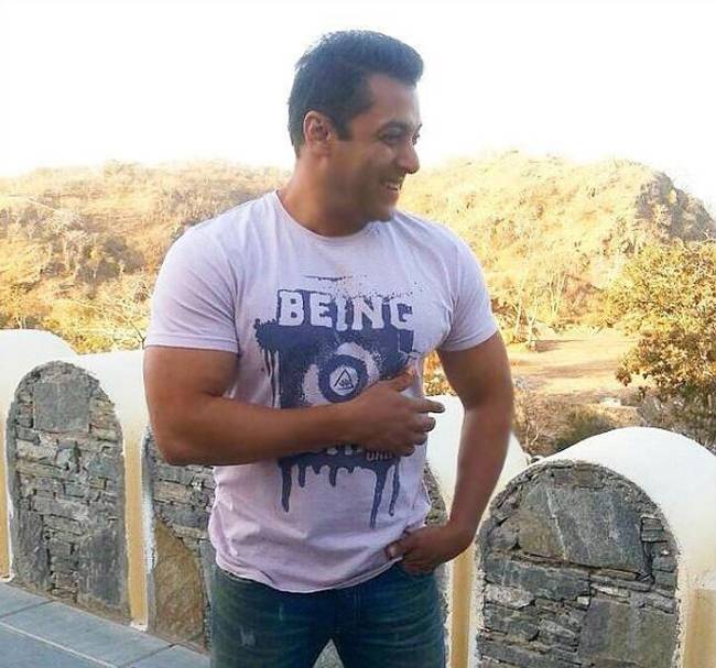 अपने जूनियर्स से बहुत यंग दिखते हैं ये बॉलीवुड सितारे