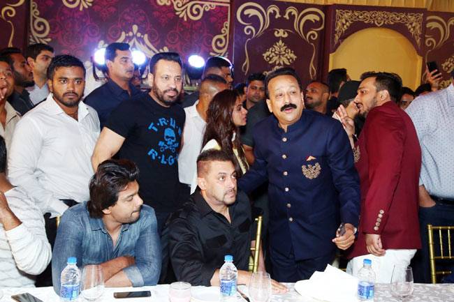 नए हेयरस्टाइल में कहां दिखे सलमान, जानें यहां...