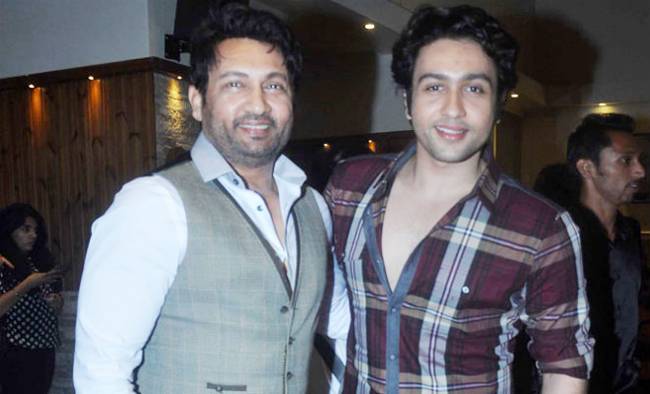 अपने जूनियर्स से बहुत यंग दिखते हैं ये बॉलीवुड सितारे