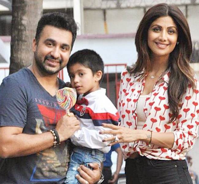 अपने जूनियर्स से बहुत यंग दिखते हैं ये बॉलीवुड सितारे