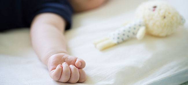 आपके नन्हे-मुन्ने के लिए खतरा है तकिया!