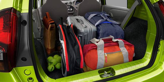 2.38 लाख में आई यह खूबसूरत कॉम्पैक्ट कार, देखें तस्वीरेंं