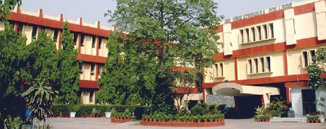 हर साइंस स्टूडेंट देखता है इन 10 कॉलेजों में पढ़ने का सपना...