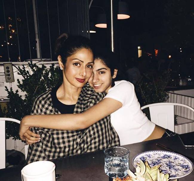 अपने जूनियर्स से बहुत यंग दिखते हैं ये बॉलीवुड सितारे