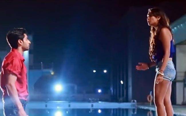 टीवी स्टार्स का पूल रोमांस, TRP का पूरा चांस