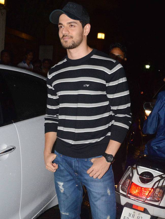 समुद्र के किनारे नजर आए आयुष्मान-परिणीति, वरुण ने किया 'ढिशूम' का प्रमोशन