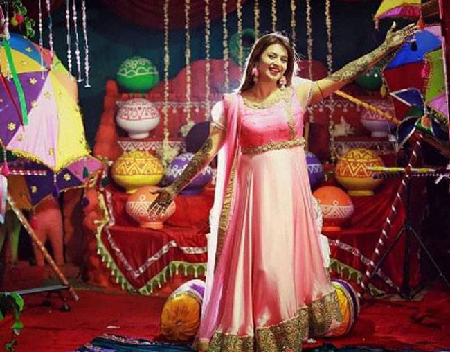 दिव्यांका को लगी मेहंदी, देखें तस्वीरें...