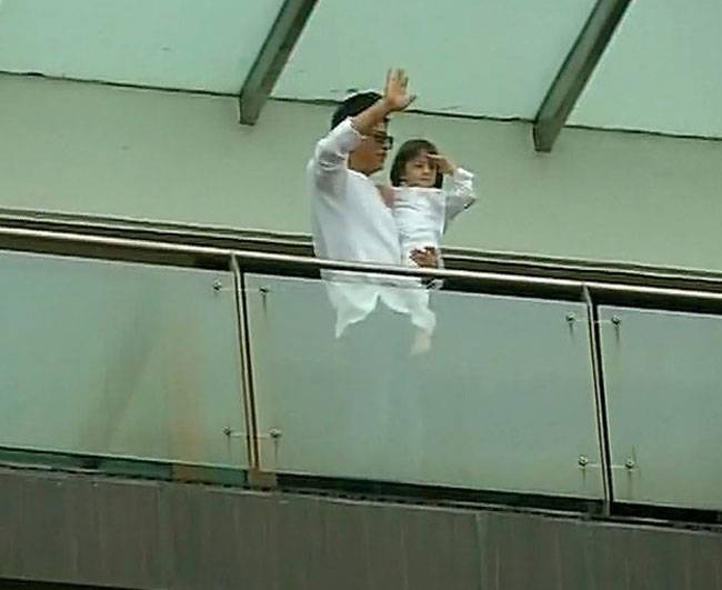 शाहरुख ने बेटे अबराम संग फैन्स को दी ईद की बधाई