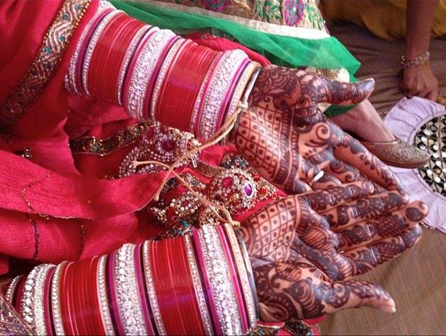 पंजाबी दुल्हन के हाथ में फबता है चूड़ा, जानें इसकी परंपरा...