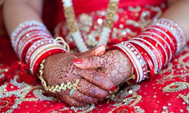 पंजाबी दुल्हन के हाथ में फबता है चूड़ा, जानें इसकी परंपरा...