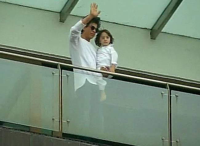 शाहरुख ने बेटे अबराम संग फैन्स को दी ईद की बधाई