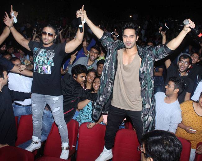 समुद्र के किनारे नजर आए आयुष्मान-परिणीति, वरुण ने किया 'ढिशूम' का प्रमोशन