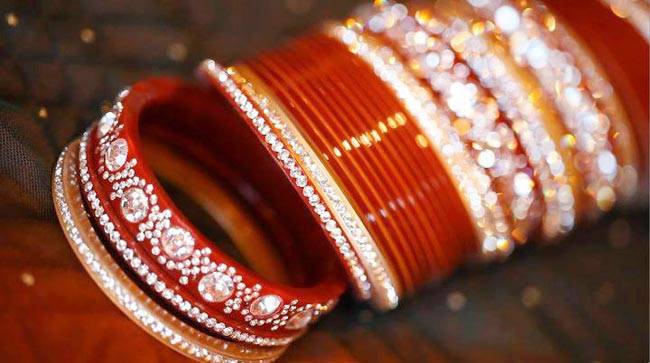 पंजाबी दुल्हन के हाथ में फबता है चूड़ा, जानें इसकी परंपरा...