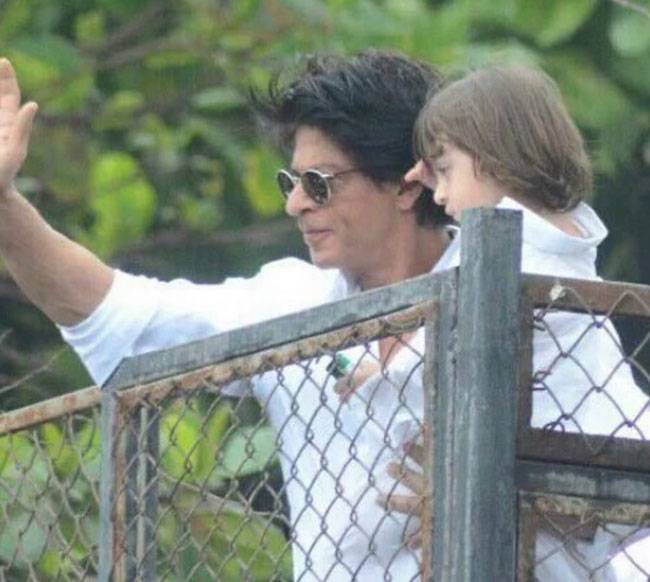 शाहरुख ने बेटे अबराम संग फैन्स को दी ईद की बधाई