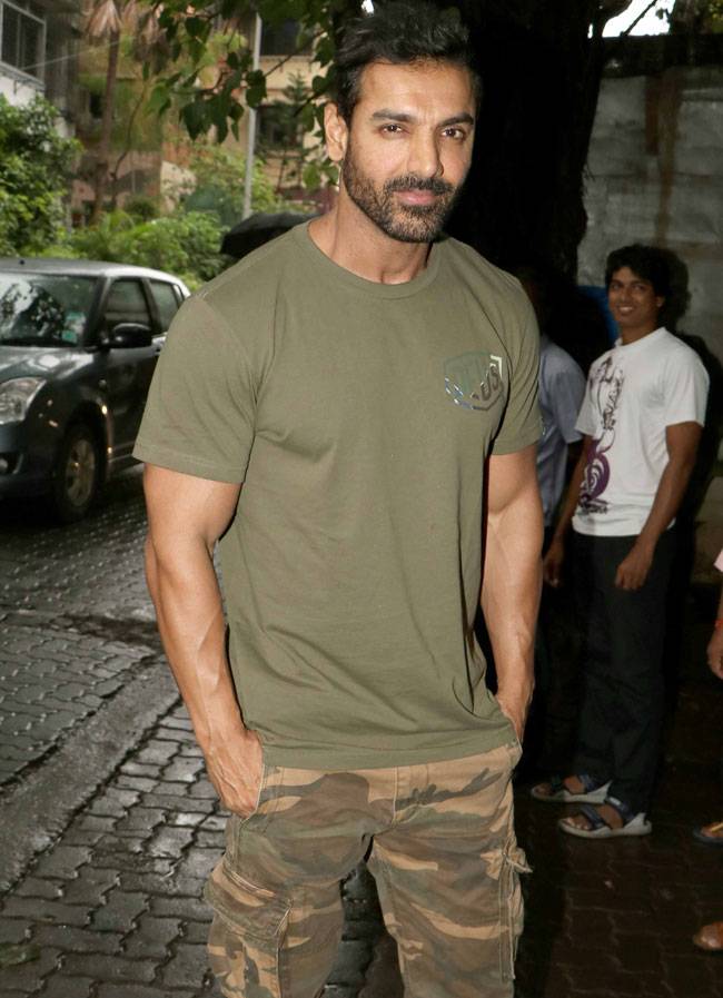 देखें एयरपोर्ट पर आलिया का कैजुअल लुक और जैकलीन का प्रमोशनल स्टाइल