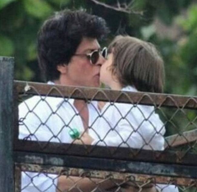 शाहरुख ने बेटे अबराम संग फैन्स को दी ईद की बधाई