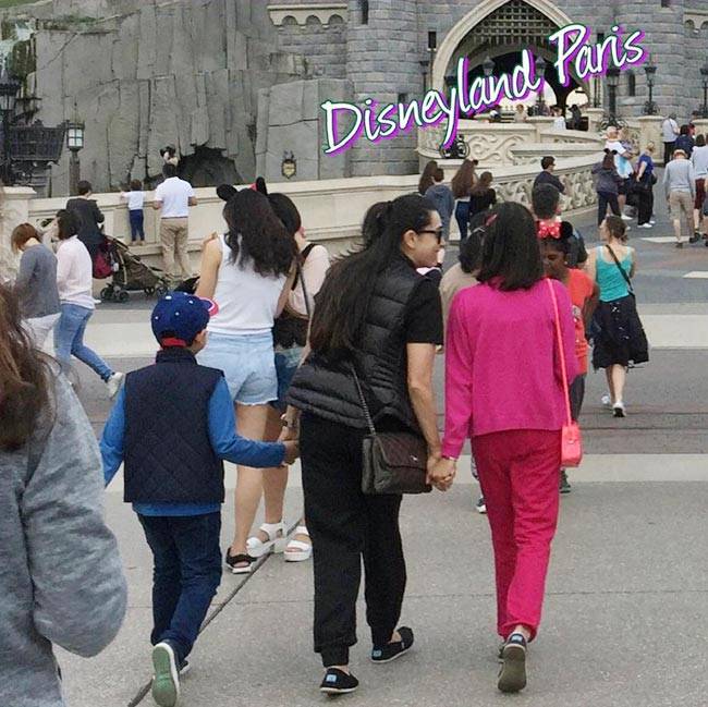 तलाक के बाद छुट्टियों पर गईं करिश्मा, देखें तस्वीरें...