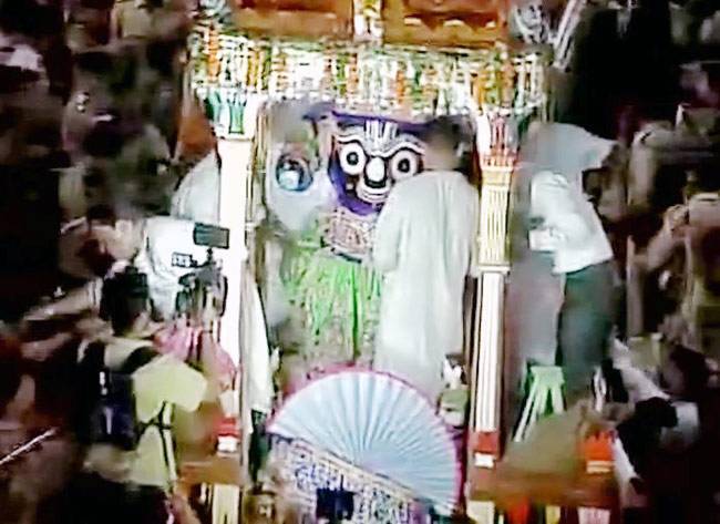 धूमधाम से निकली भगवान जगन्‍नाथ की रथ यात्रा, यहां करें दर्शन...