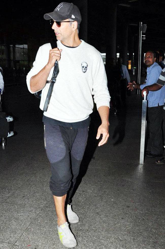 छुट्टियां मना कर बीवी, बेटी संग मुंबई लौटे अक्षय कुमार