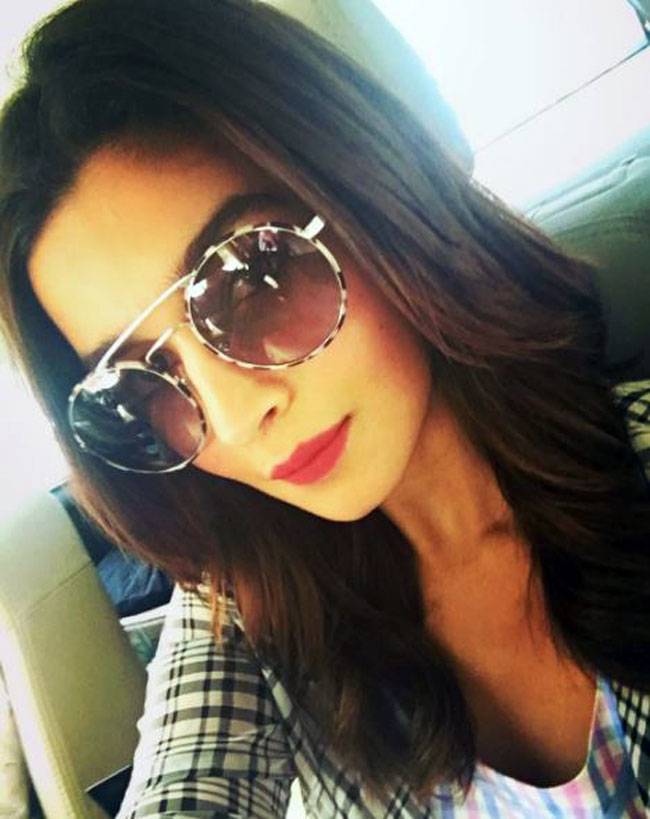 बार-बार देखो, इनके काले चश्मे का टशन...