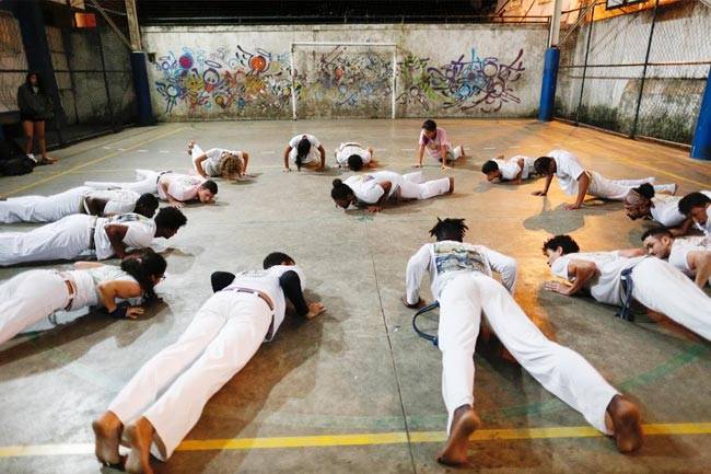 रियो के युवाओं का जीवन बदल रहा है कापोइरा