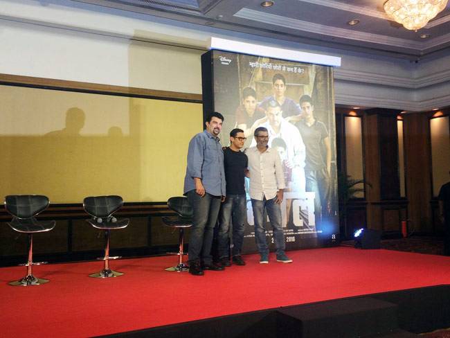 'दंगल' के पोस्टर लॉन्च पर आमिर खान नए लुक में आए नजर