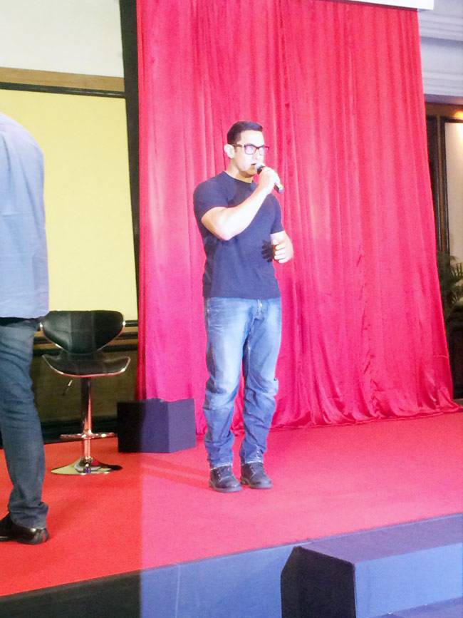 'दंगल' के पोस्टर लॉन्च पर आमिर खान नए लुक में आए नजर