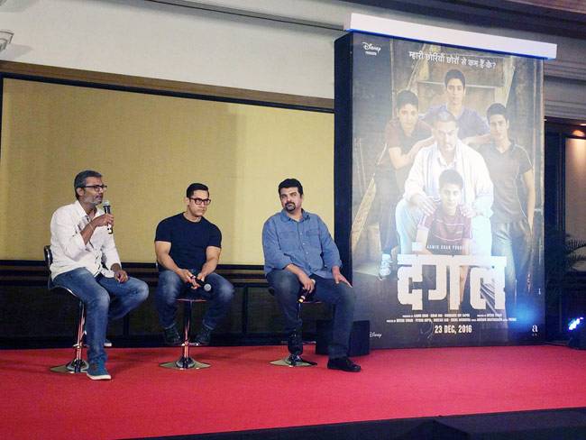 'दंगल' के पोस्टर लॉन्च पर आमिर खान नए लुक में आए नजर