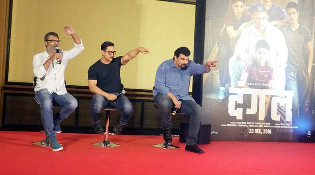 'दंगल' के पोस्टर लॉन्च पर आमिर खान नए लुक में आए नजर