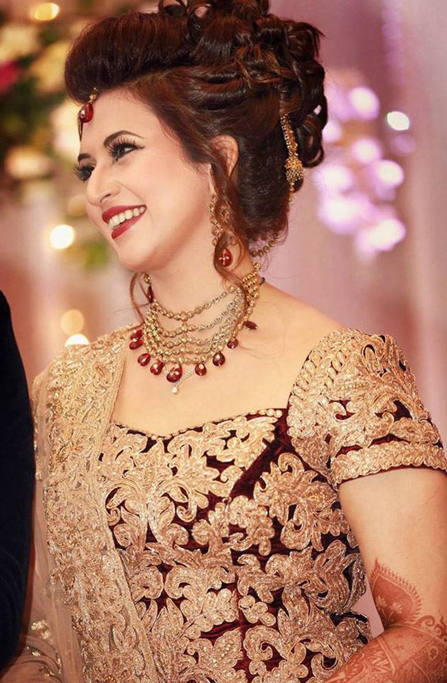 रिसेप्शन पर इस लुक में नजर आए दिव्यांका-विवेक