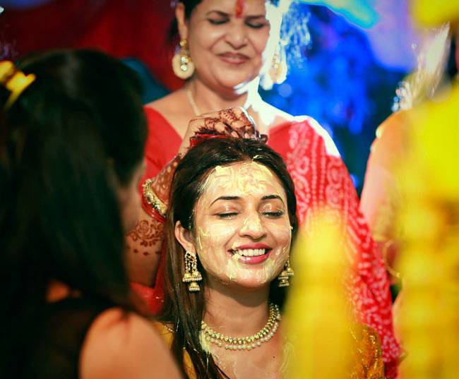 दिव्यांका की शादी की रस्में हुई शुरू, देखें हल्दी की बेहतरीन तस्वीरें