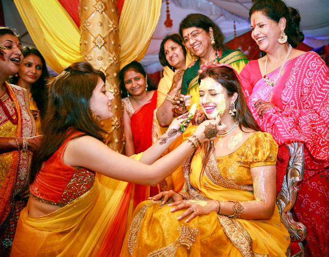 दिव्यांका की शादी की रस्में हुई शुरू, देखें हल्दी की बेहतरीन तस्वीरें