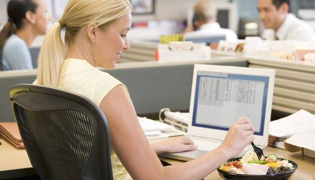 क्या आप भी ऑफिस की कुर्सी पर बैठे-बैठे हो रही हैं मोटी...