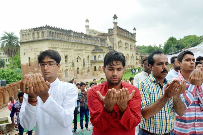देश भर में ईद की धूम, हर तरफ जश्न का माहौल