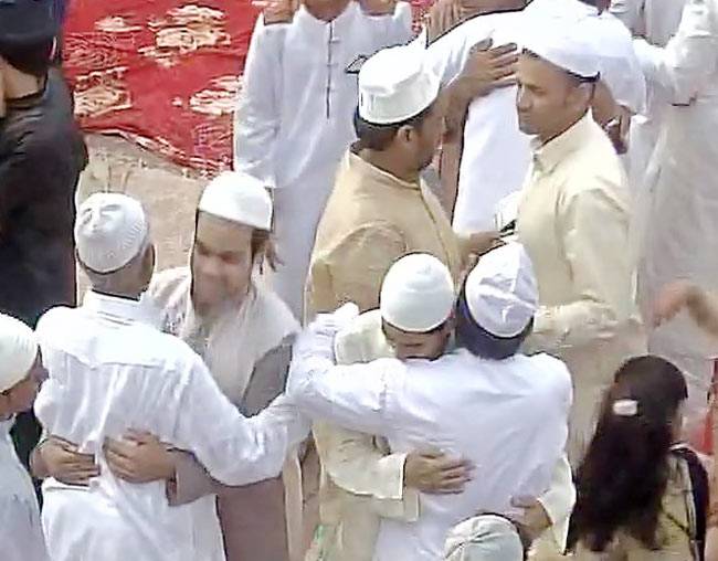 देश भर में ईद की धूम, हर तरफ जश्न का माहौल