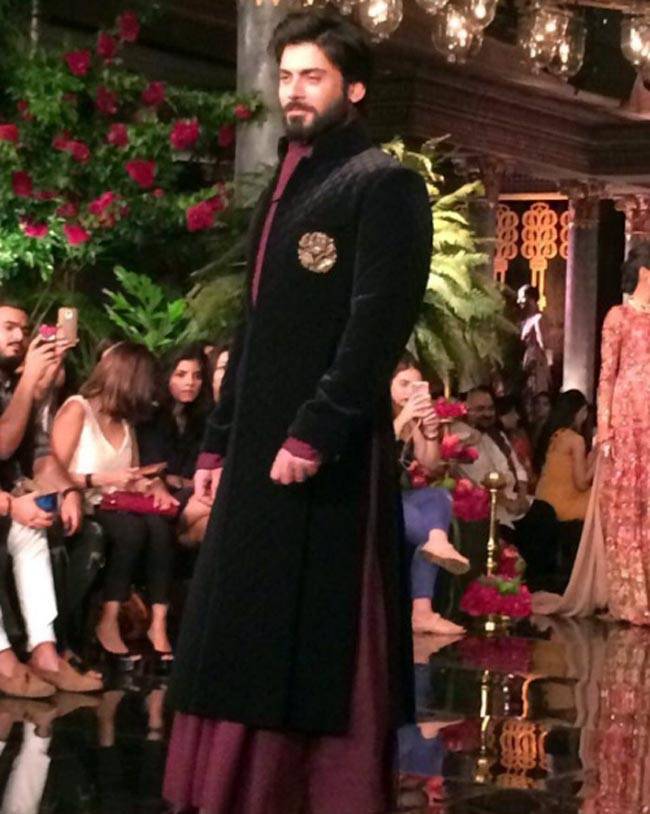 फवाद-दीपिका की जोड़ी ने रैंप पर बिखेरे जलवे...