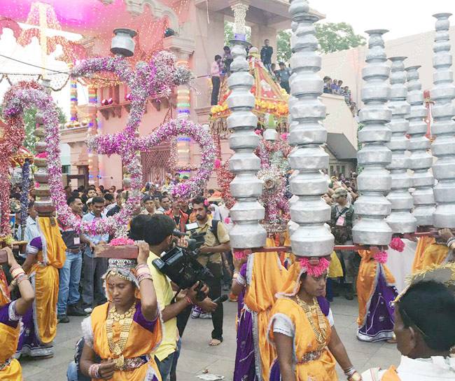 धूमधाम से निकली भगवान जगन्‍नाथ की रथ यात्रा, यहां करें दर्शन...