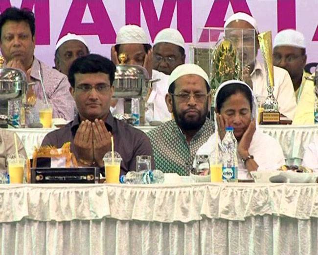 इफ्तार पार्टी में पहुंचे 'दादा', पहनी टोपी