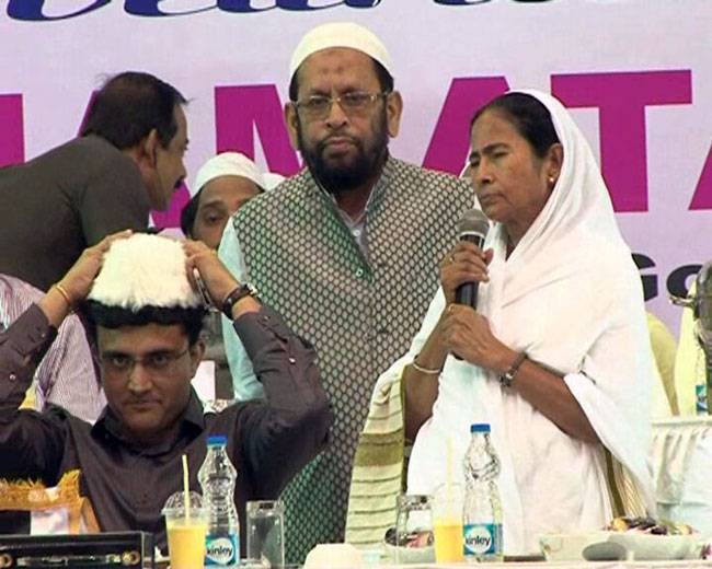 इफ्तार पार्टी में पहुंचे 'दादा', पहनी टोपी