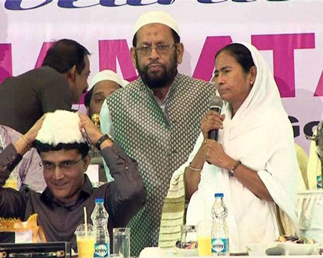 इफ्तार पार्टी में पहुंचे 'दादा', पहनी टोपी