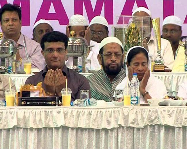 इफ्तार पार्टी में पहुंचे 'दादा', पहनी टोपी