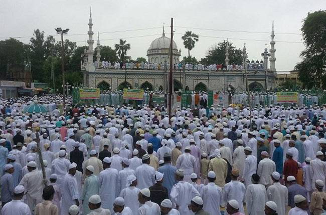 देश भर में ईद की धूम, हर तरफ जश्न का माहौल