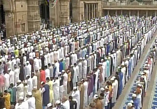 देश भर में ईद की धूम, हर तरफ जश्न का माहौल