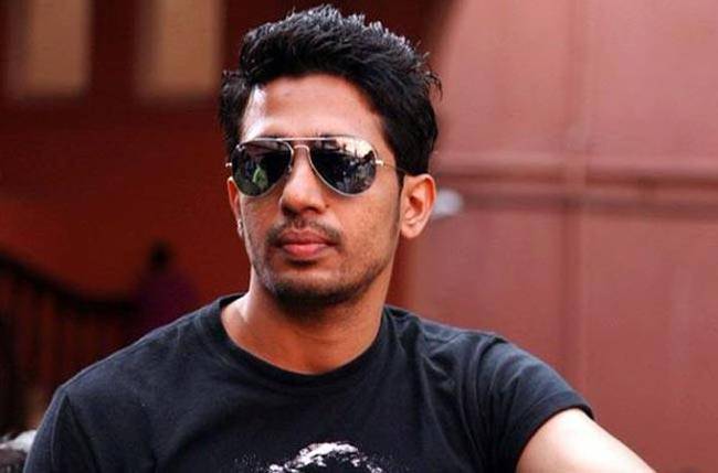 एक्टिंग के साथ-साथ राइटिंग में भी माहिर हैं ये बॉलीवुड स्टार्स