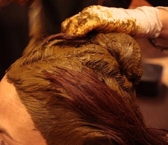 बालों पर कलर लगाएं तो केमिकल्स से ऐसे बचाएं...